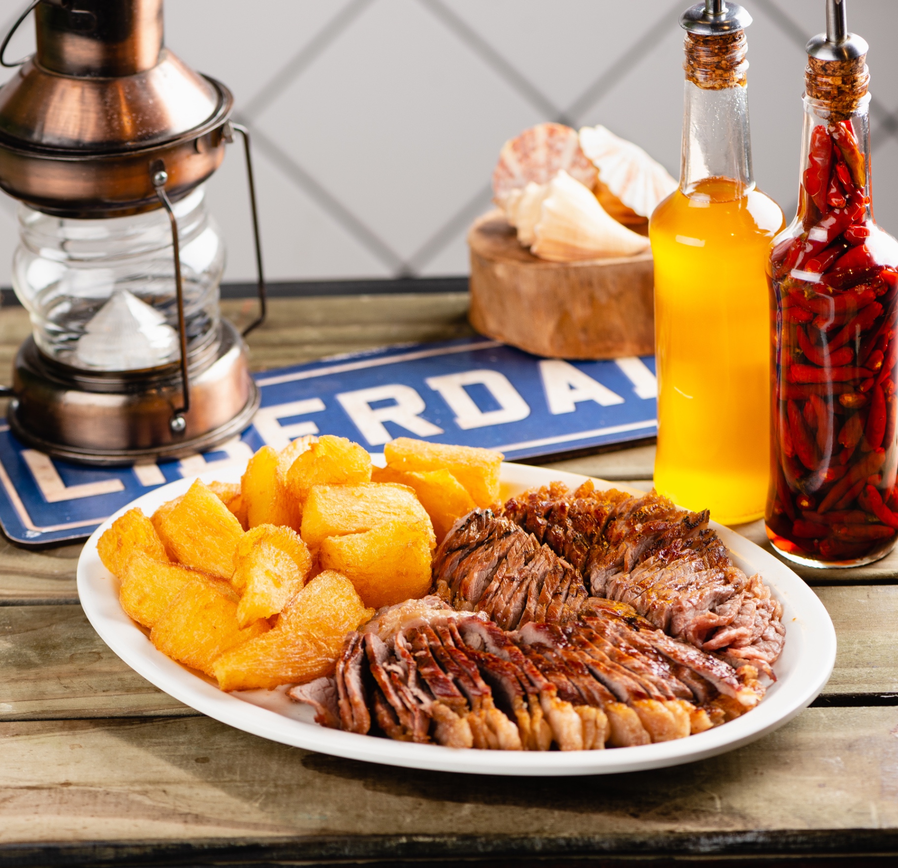 Carne de sol Villa Carioca com mandioca frita